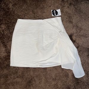 NWT | FOREVER 21 White Skirt with side tie detail